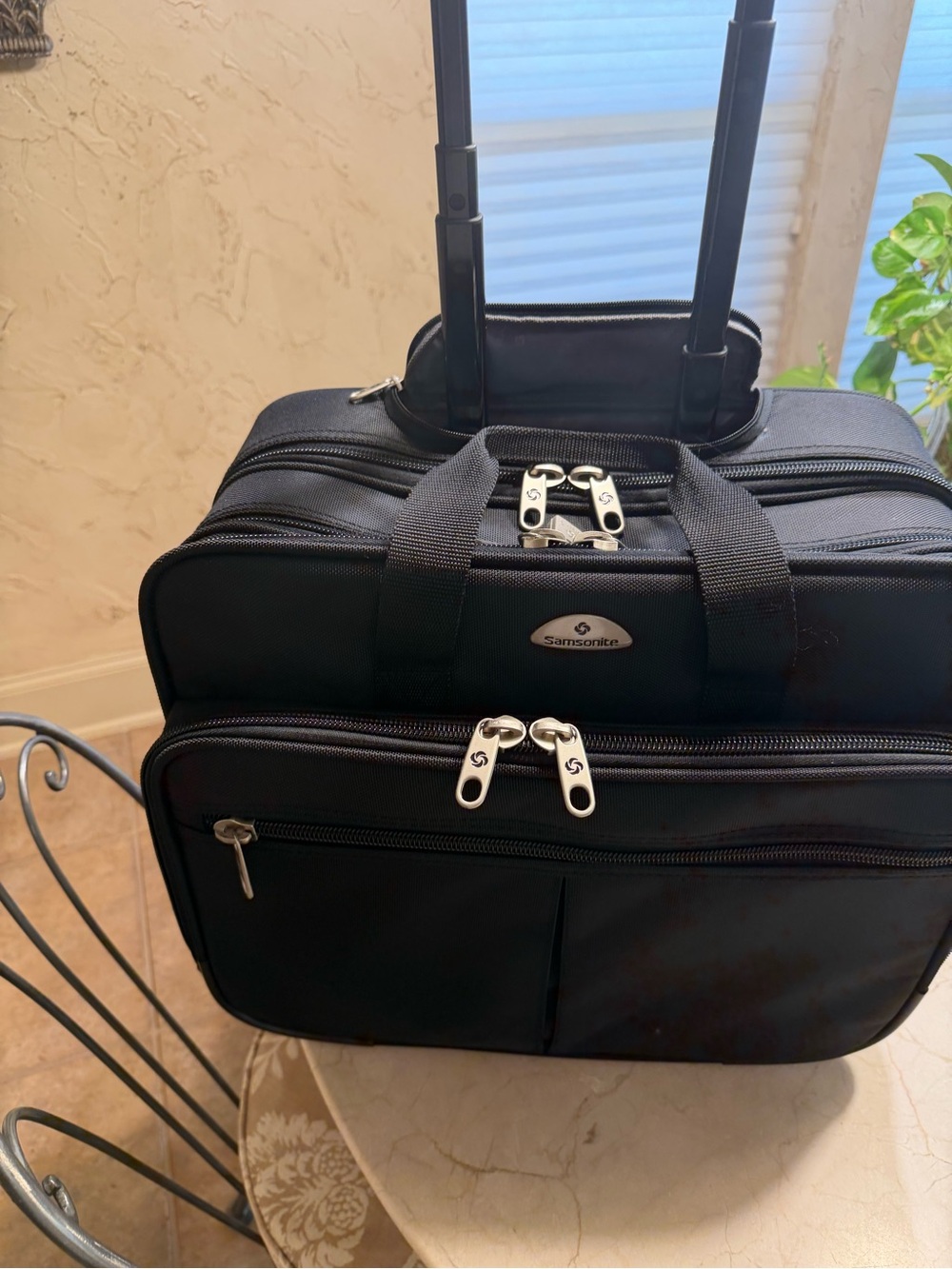 CLASSIC SAMSONITE BLACK/ SILVER ZIP TWO WHEEL/ HANDLES BUSSINESS & COMPUTER CASE
